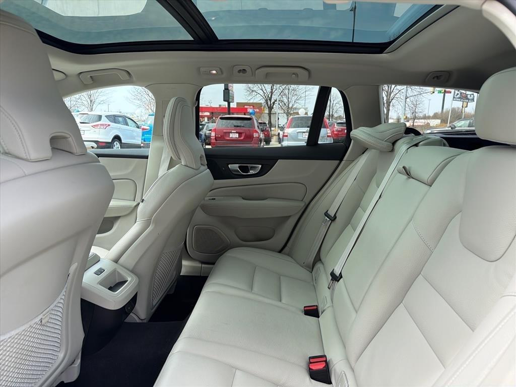 Volvo V60 Cross Country B5 Plus 2025