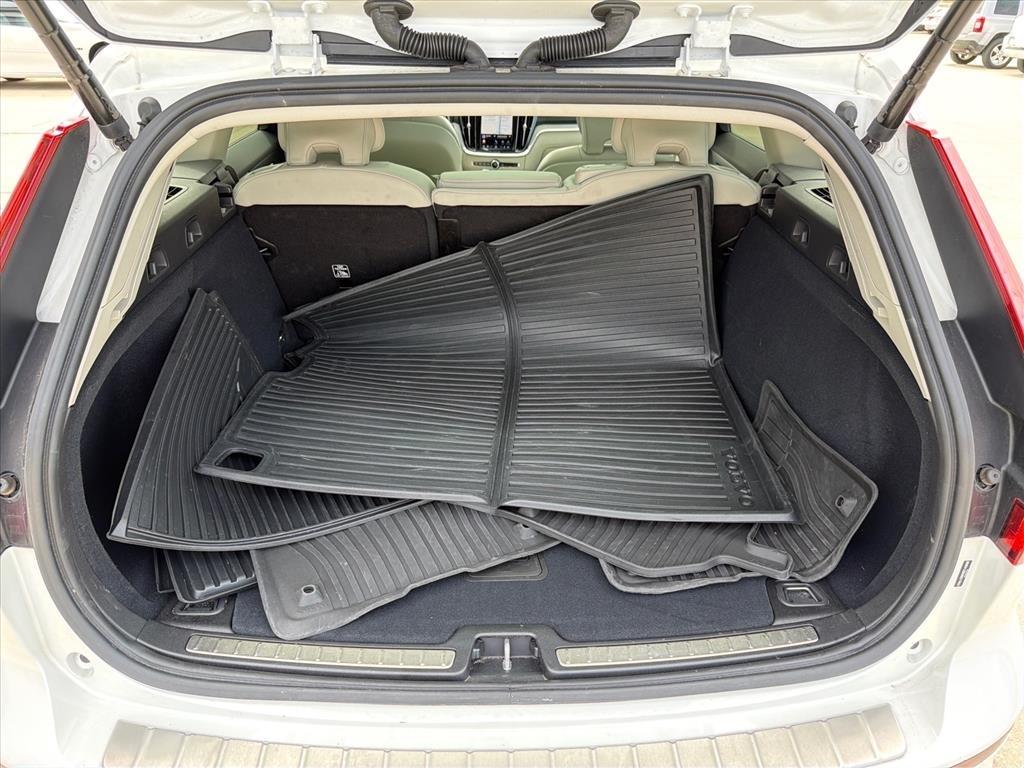 Volvo V60 Cross Country B5 Plus 2025