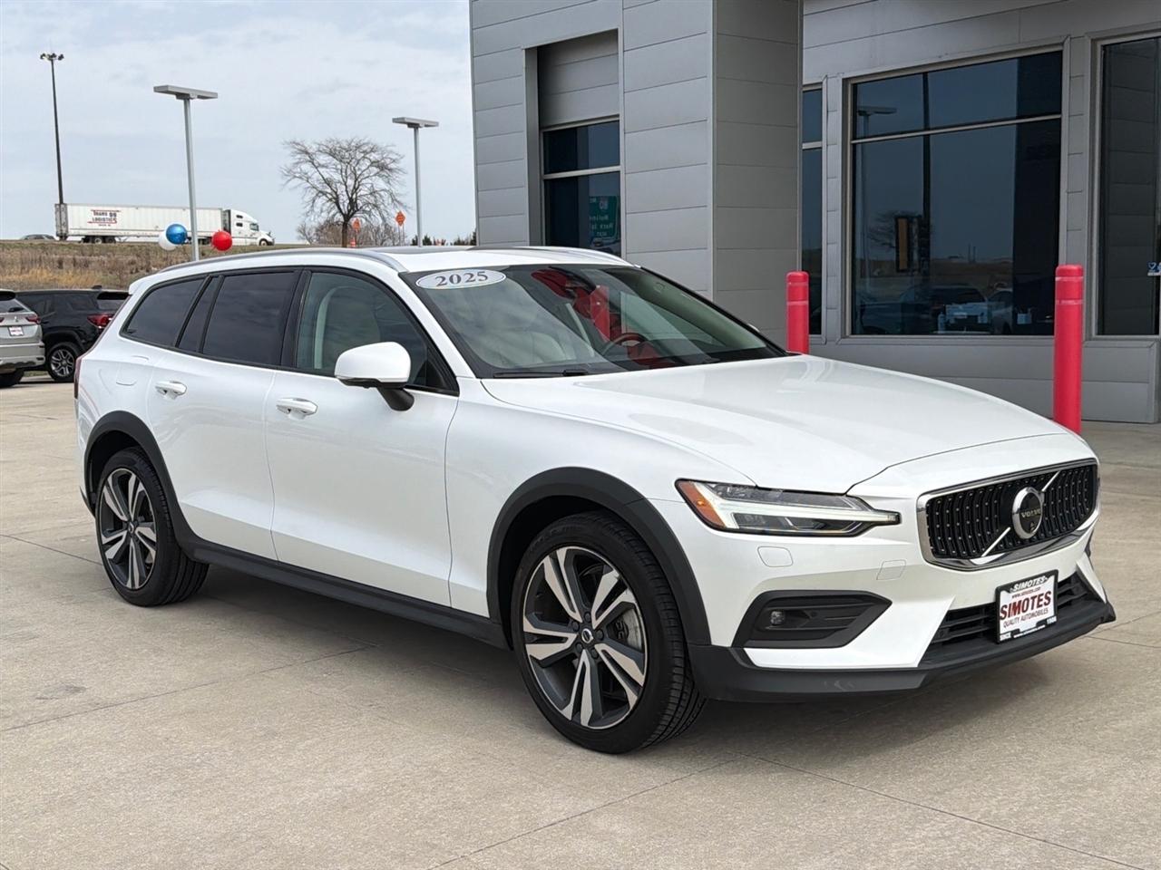Volvo V60 Cross Country B5 Plus 2025