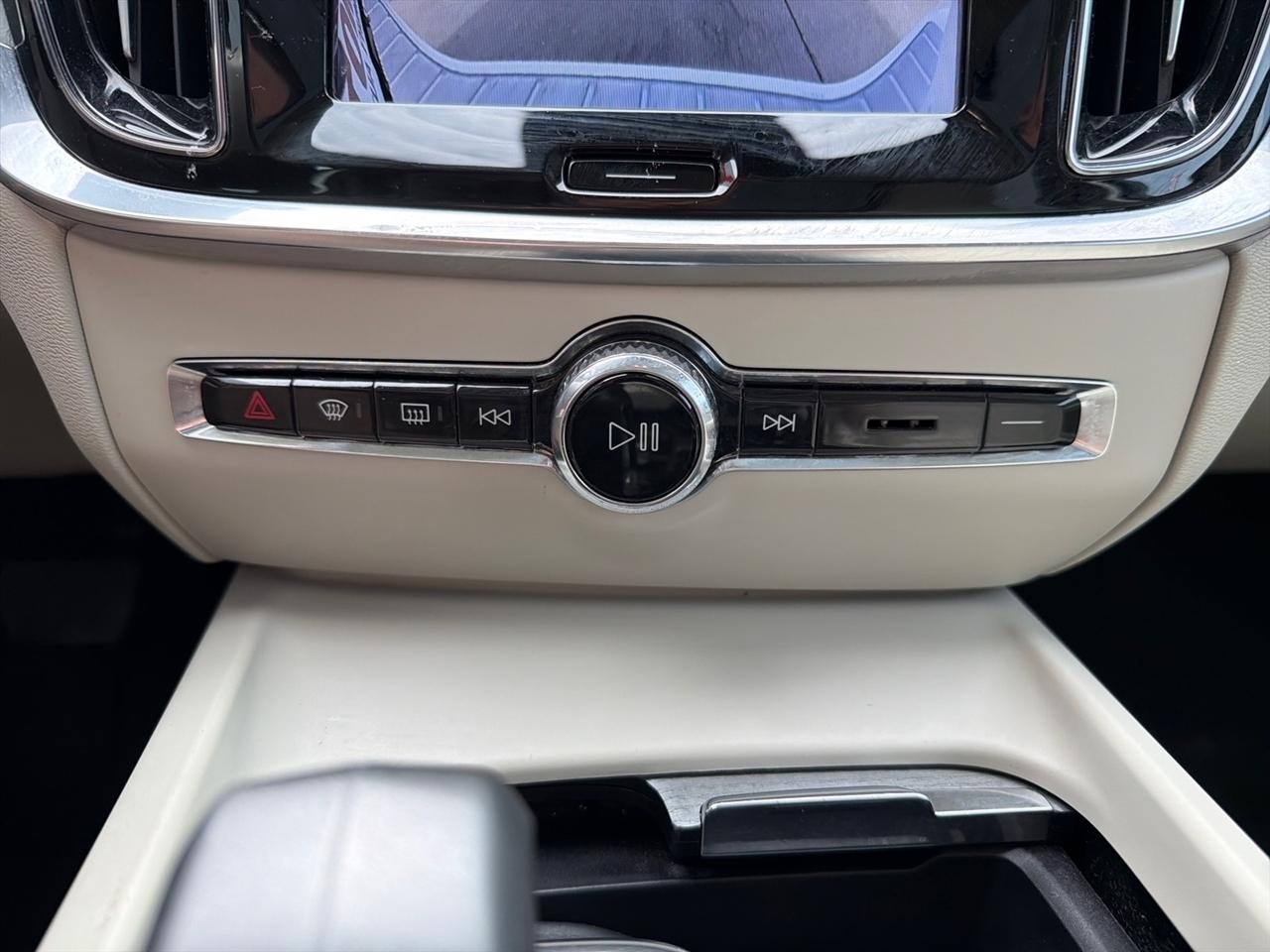 Volvo V60 Cross Country B5 Plus 2025