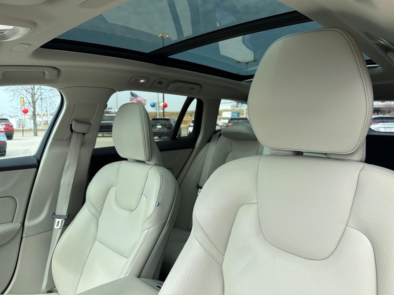 Volvo V60 Cross Country B5 Plus 2025