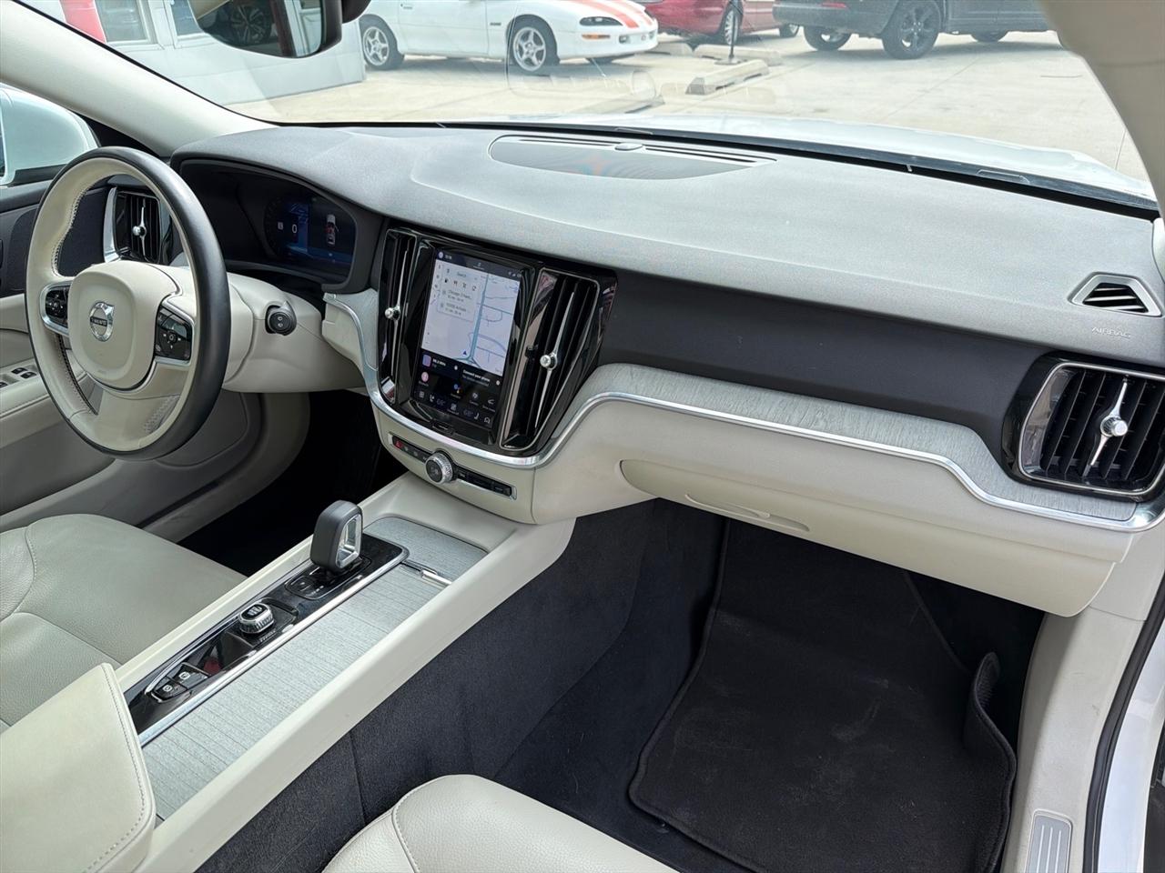 Volvo V60 Cross Country B5 Plus 2025