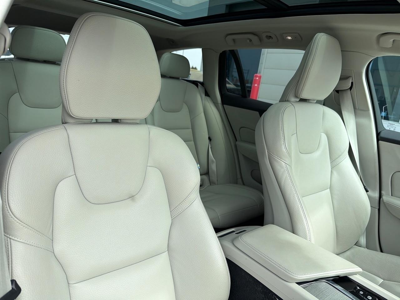 Volvo V60 Cross Country B5 Plus 2025