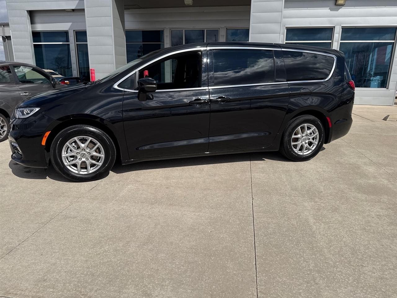 Chrysler Pacifica Select 2025