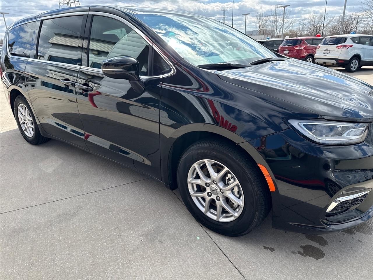 Chrysler Pacifica Select 2025