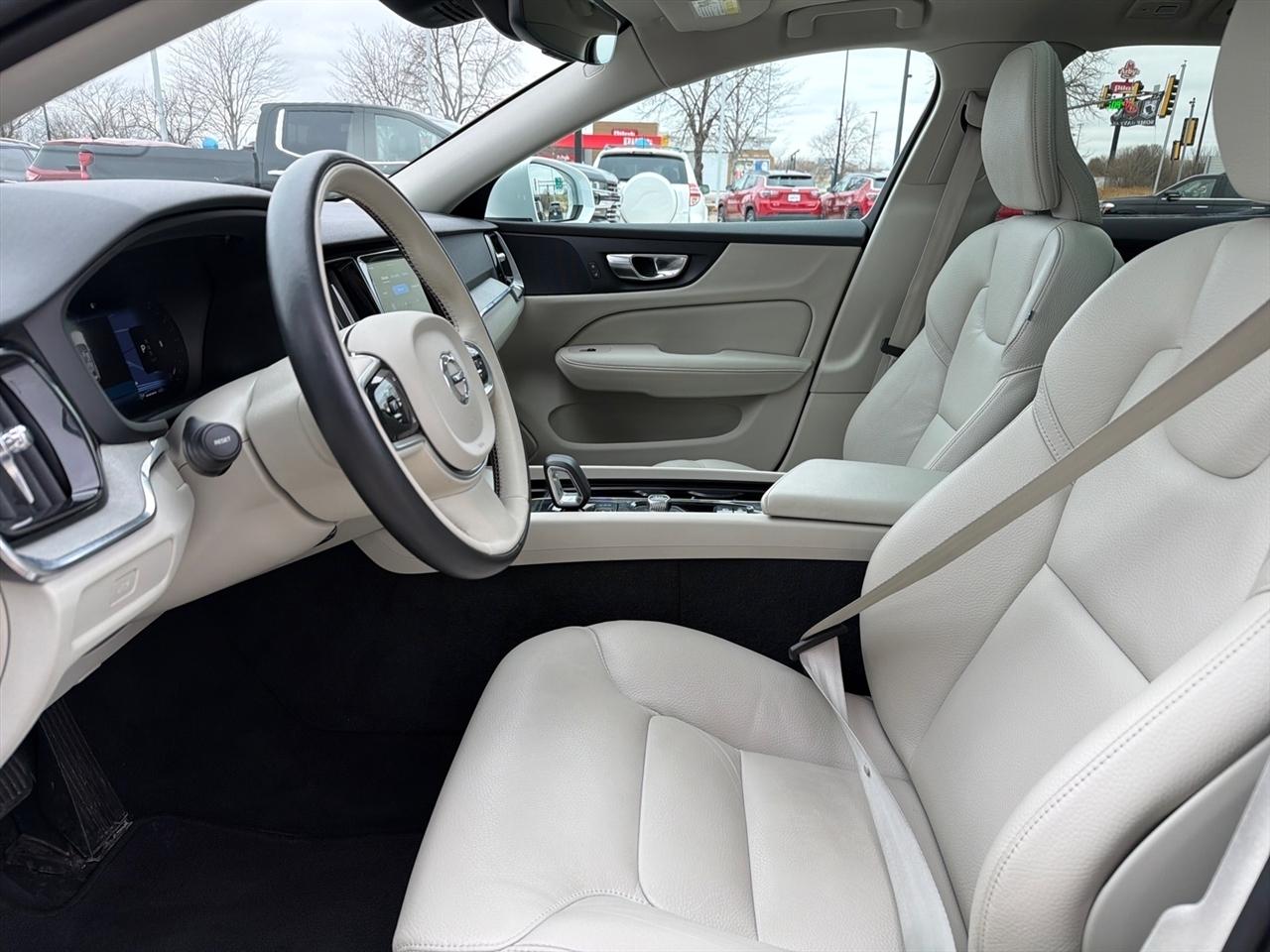 Volvo V60 Cross Country B5 Plus 2025