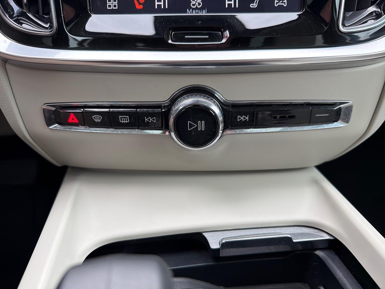 Volvo V60 Cross Country B5 Plus 2025