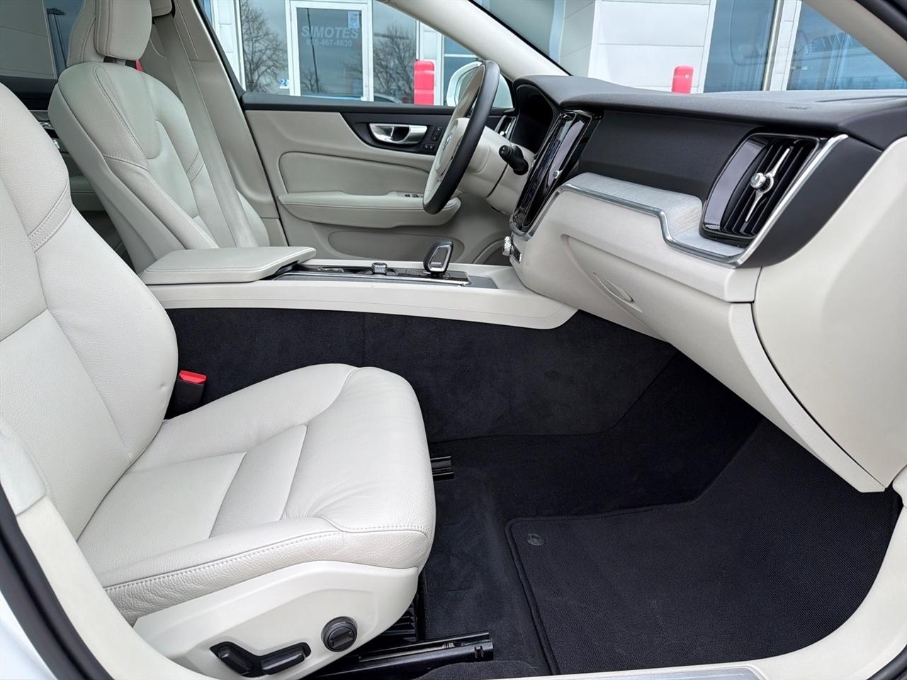 Volvo V60 Cross Country B5 Plus 2025