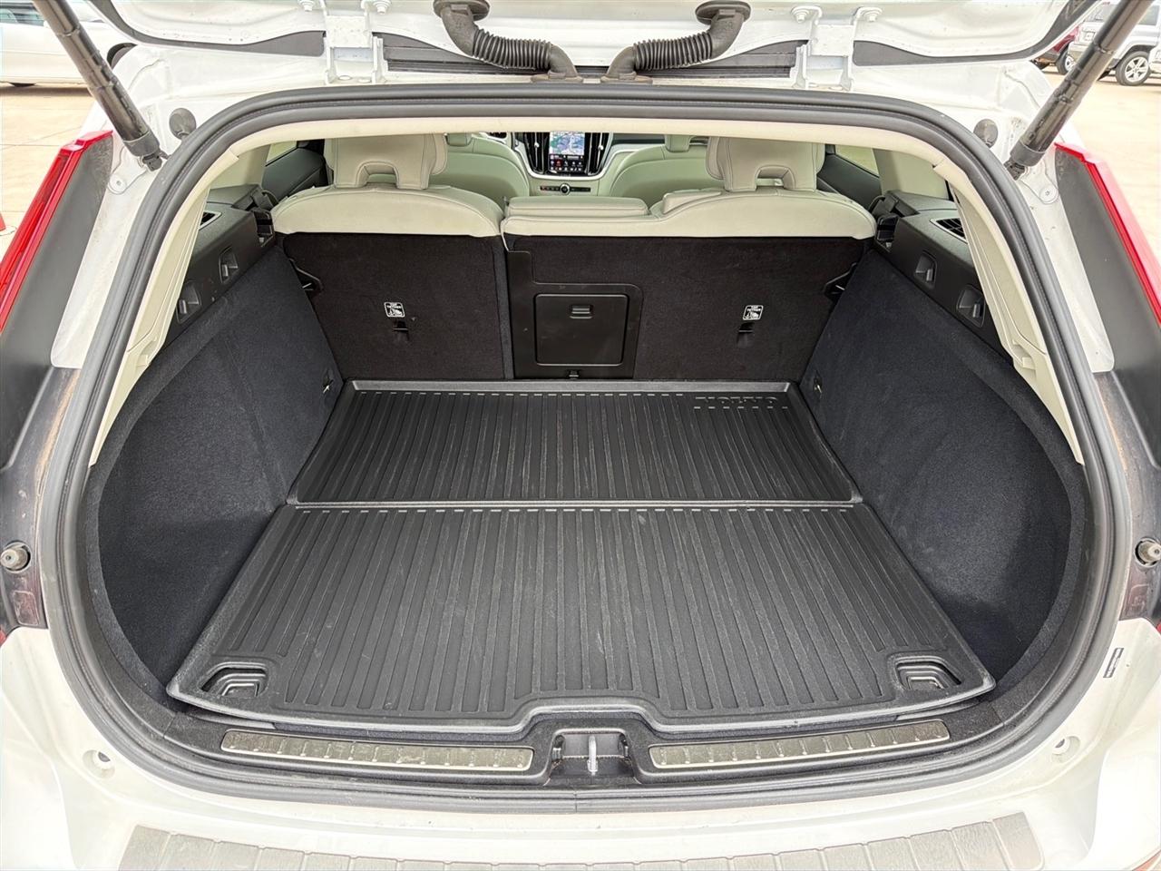 Volvo V60 Cross Country B5 Plus 2025