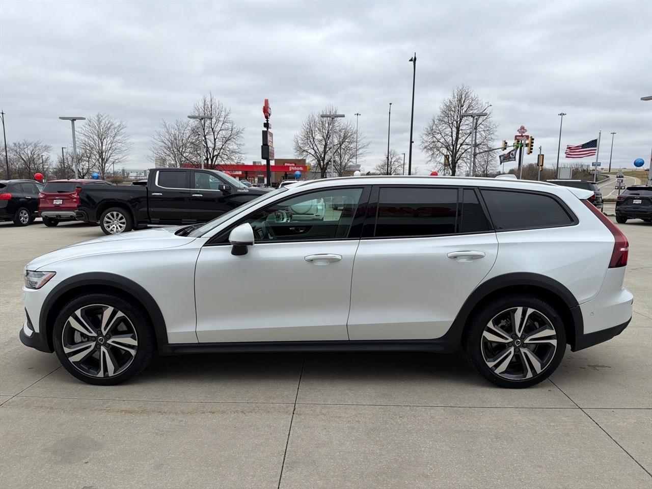 Volvo V60 Cross Country B5 Plus 2025