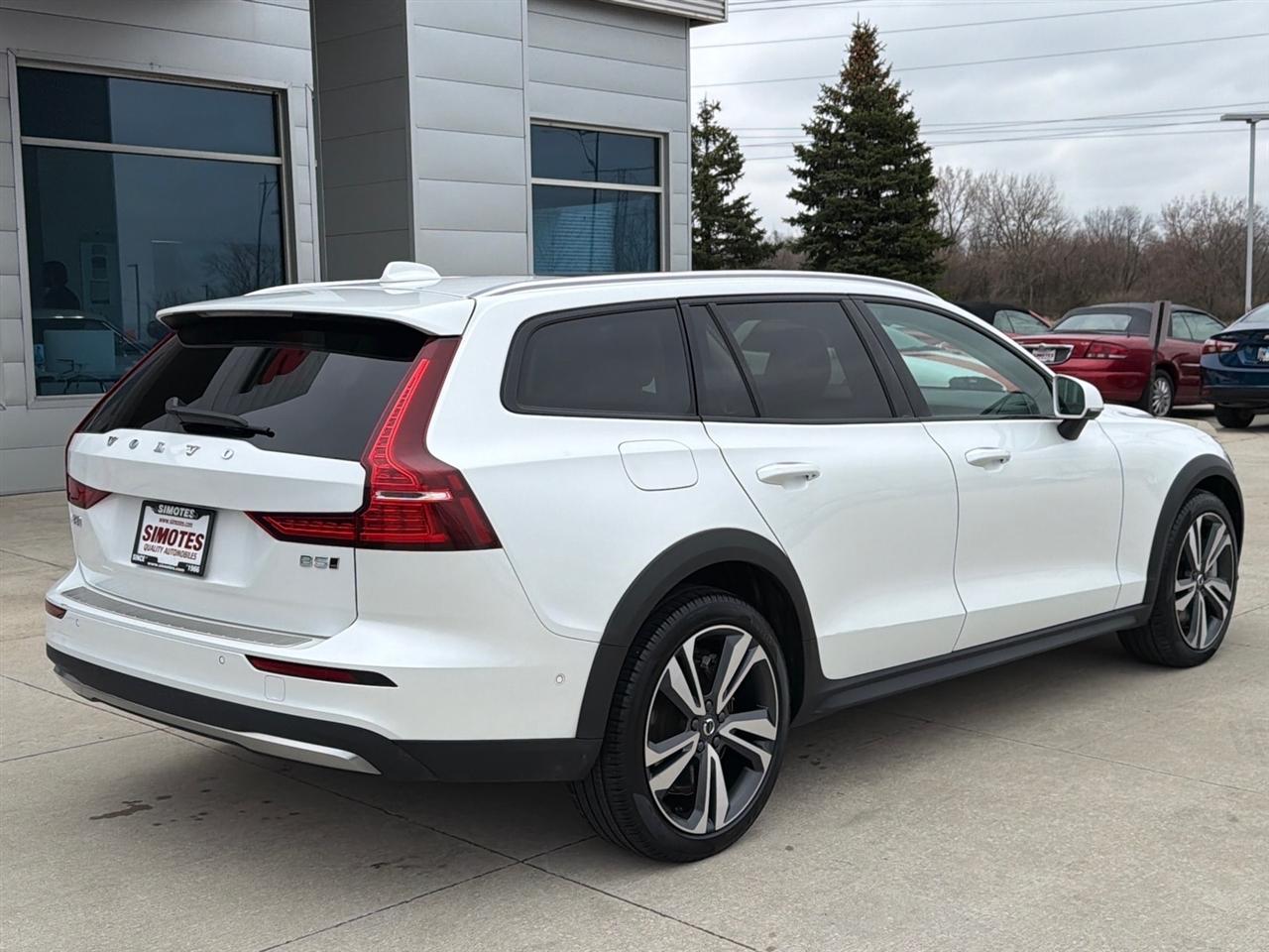 Volvo V60 Cross Country B5 Plus 2025