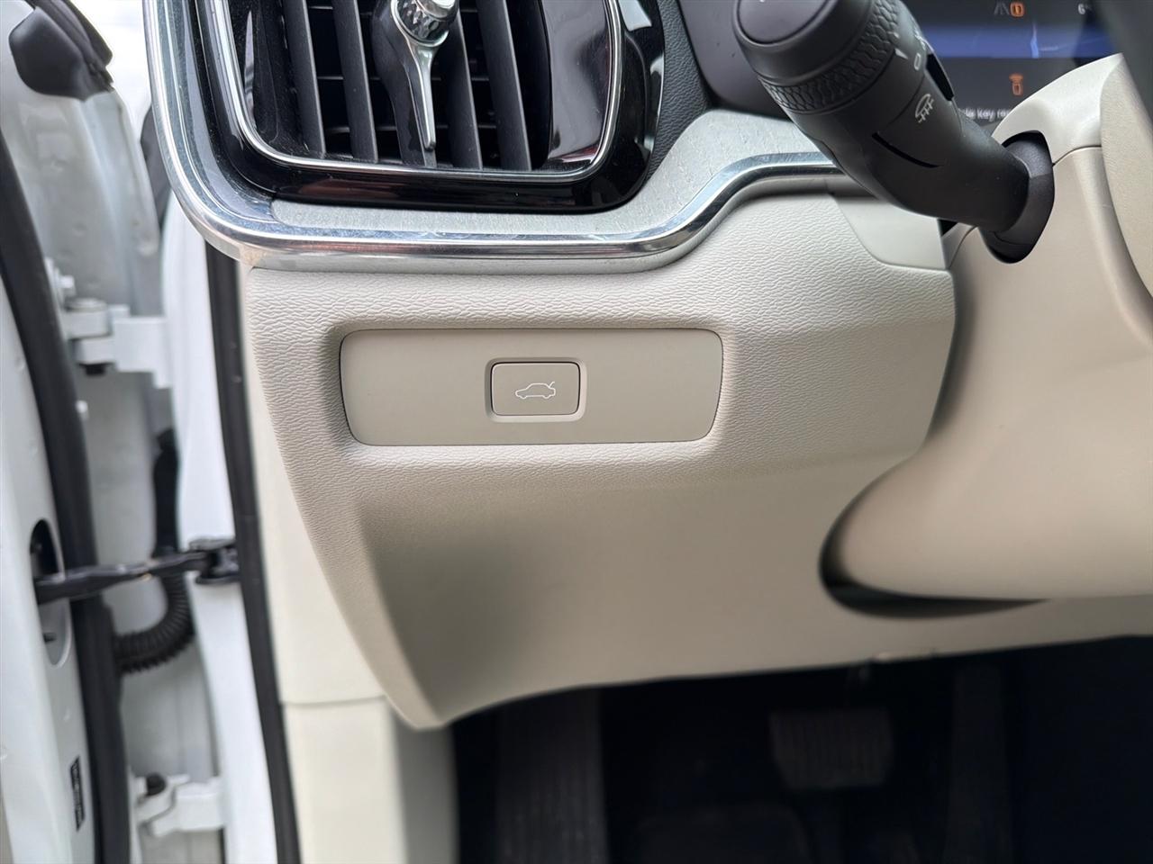 Volvo V60 Cross Country B5 Plus 2025