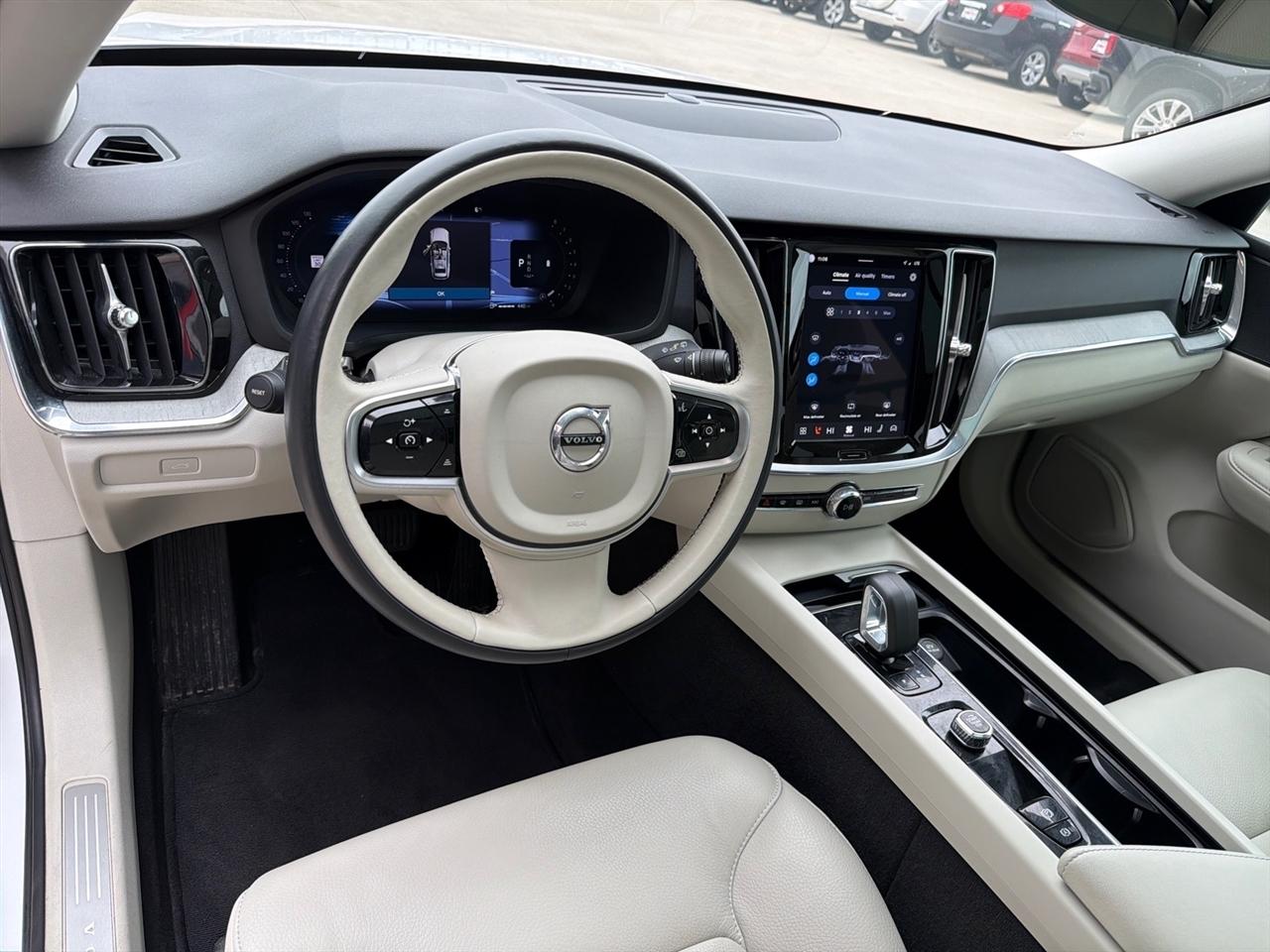 Volvo V60 Cross Country B5 Plus 2025