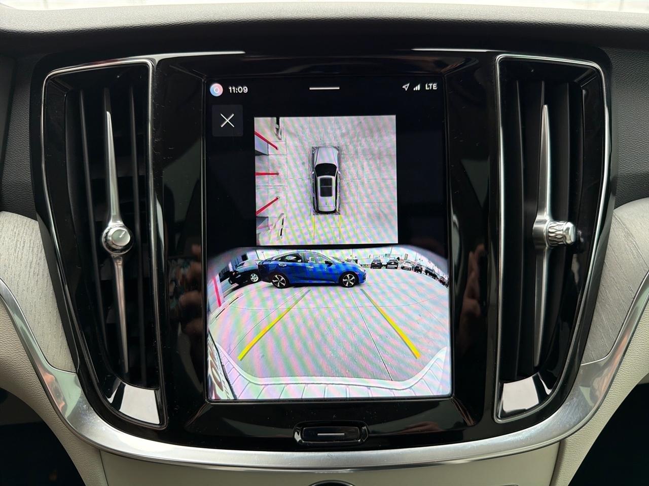 Volvo V60 Cross Country B5 Plus 2025