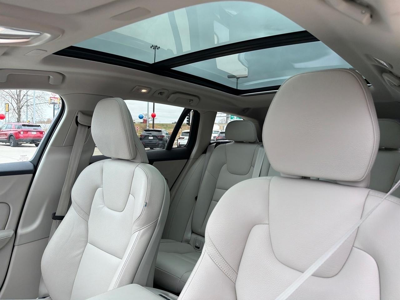 Volvo V60 Cross Country B5 Plus 2025