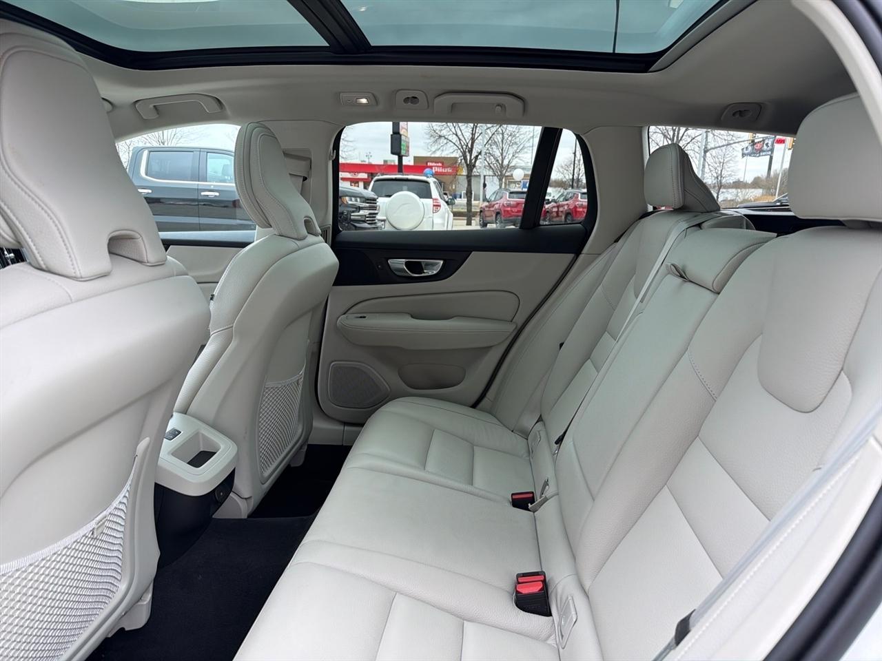 Volvo V60 Cross Country B5 Plus 2025