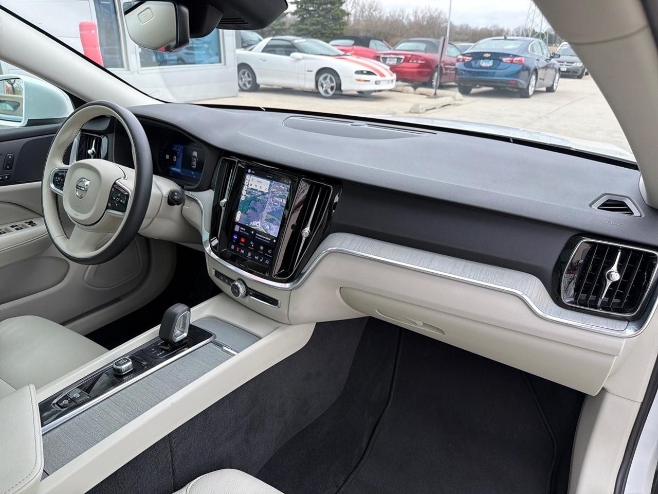 Volvo V60 Cross Country B5 Plus 2025