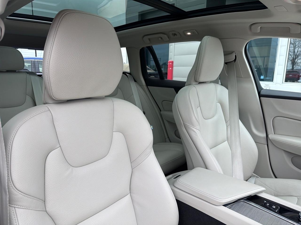 Volvo V60 Cross Country B5 Plus 2025