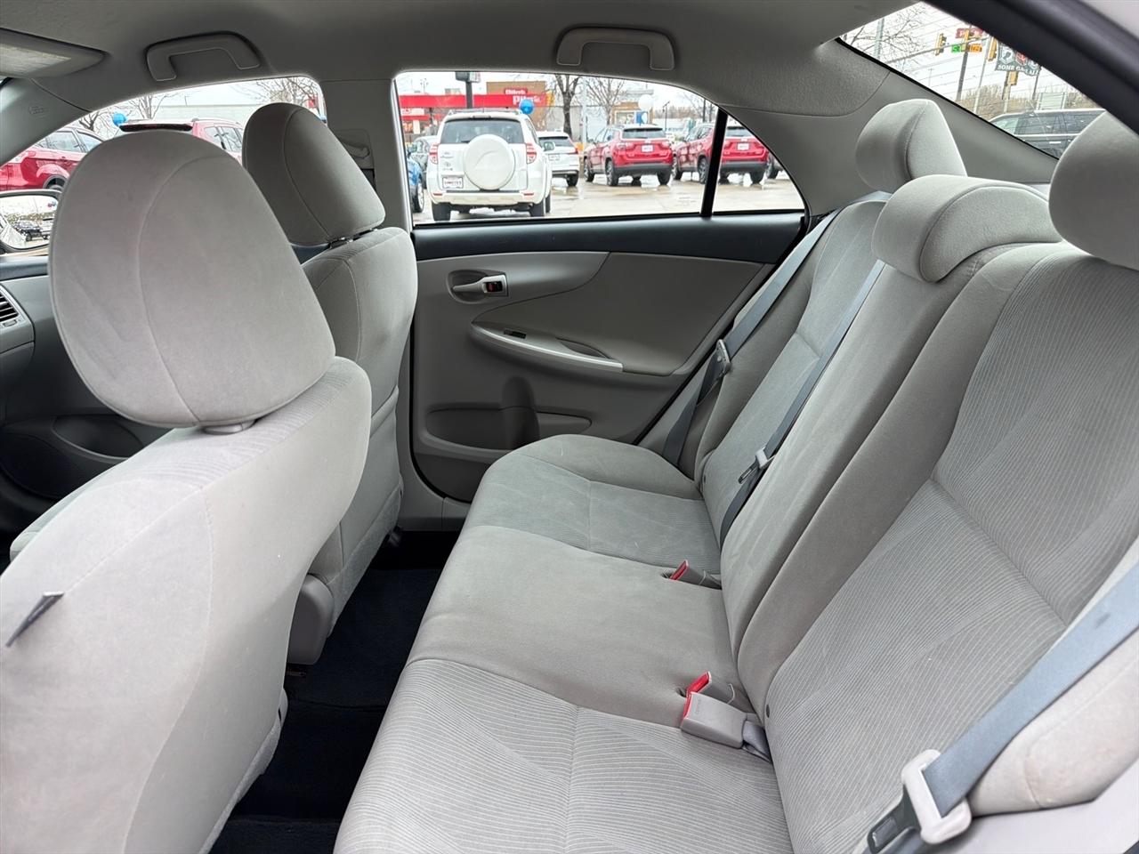 Toyota Corolla LE 4-Speed AT 2012