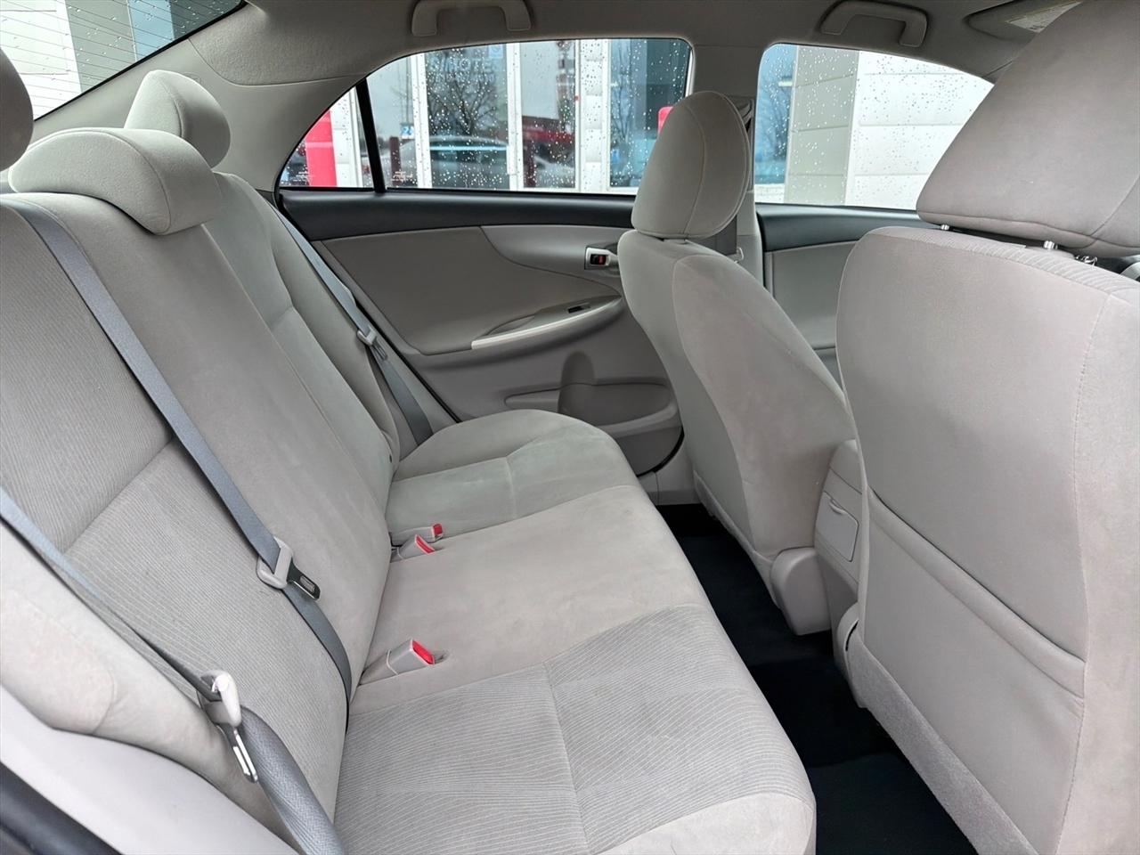 Toyota Corolla LE 4-Speed AT 2012