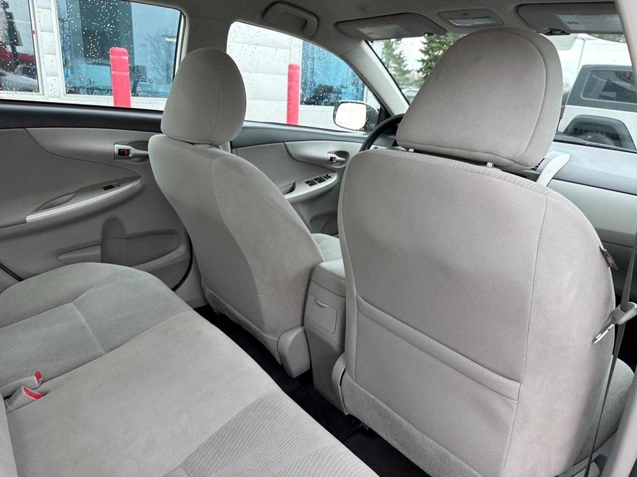 Toyota Corolla LE 4-Speed AT 2012