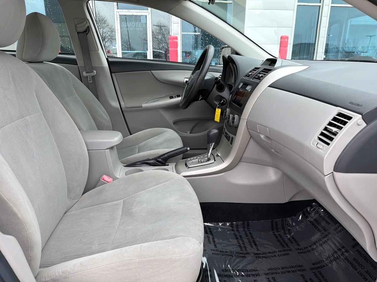 Toyota Corolla LE 4-Speed AT 2012