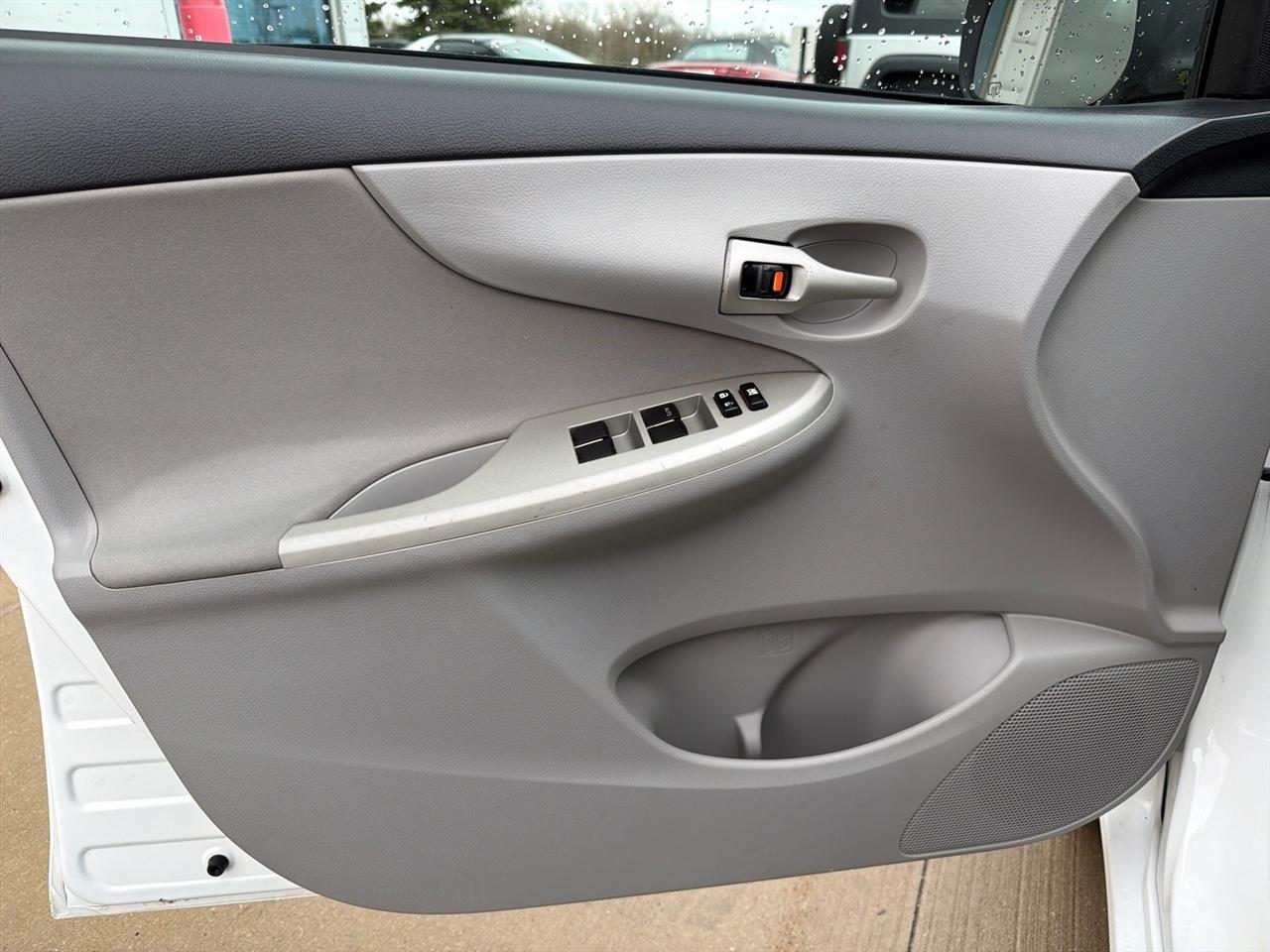 Toyota Corolla LE 4-Speed AT 2012