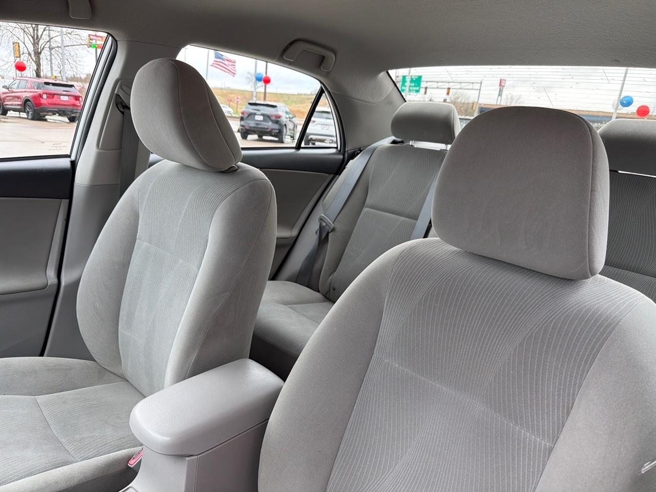 Toyota Corolla LE 4-Speed AT 2012