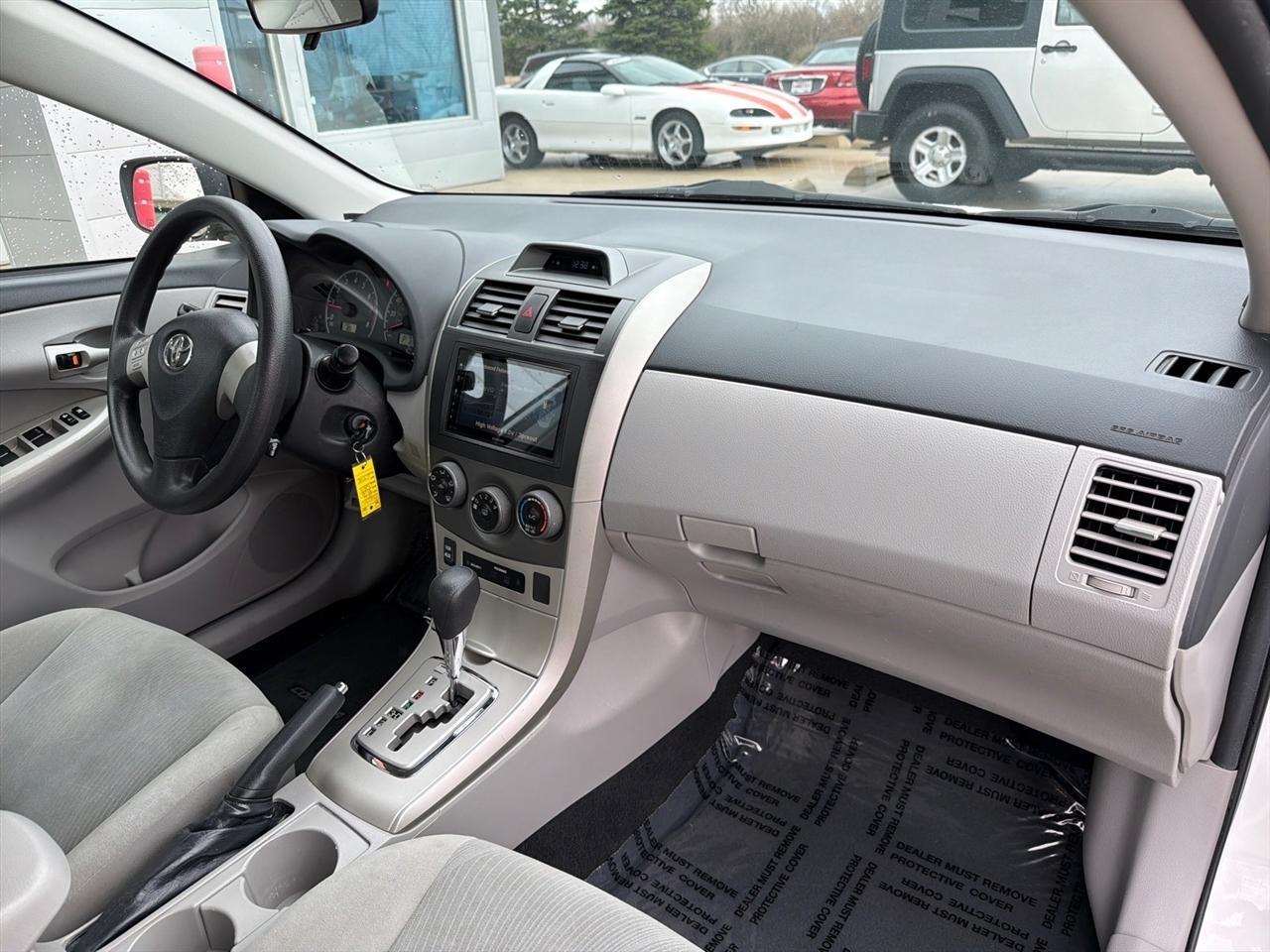 Toyota Corolla LE 4-Speed AT 2012