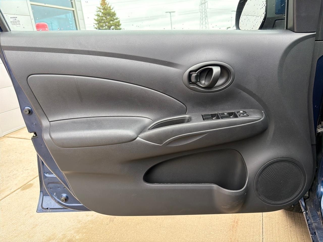 Nissan Versa 1.6 SV Sedan 2012