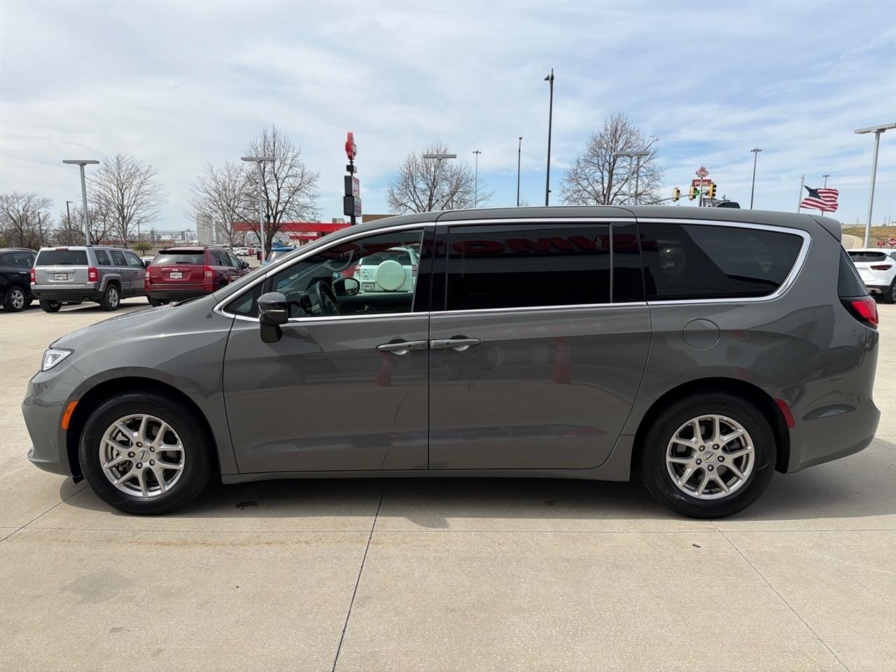 Chrysler Pacifica Select 2025