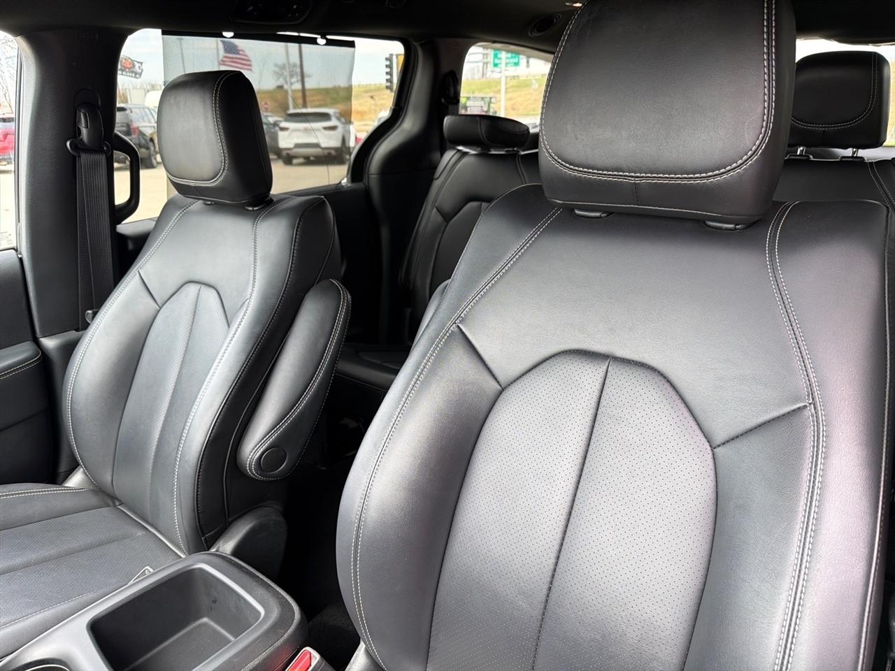 Chrysler Pacifica Select 2025