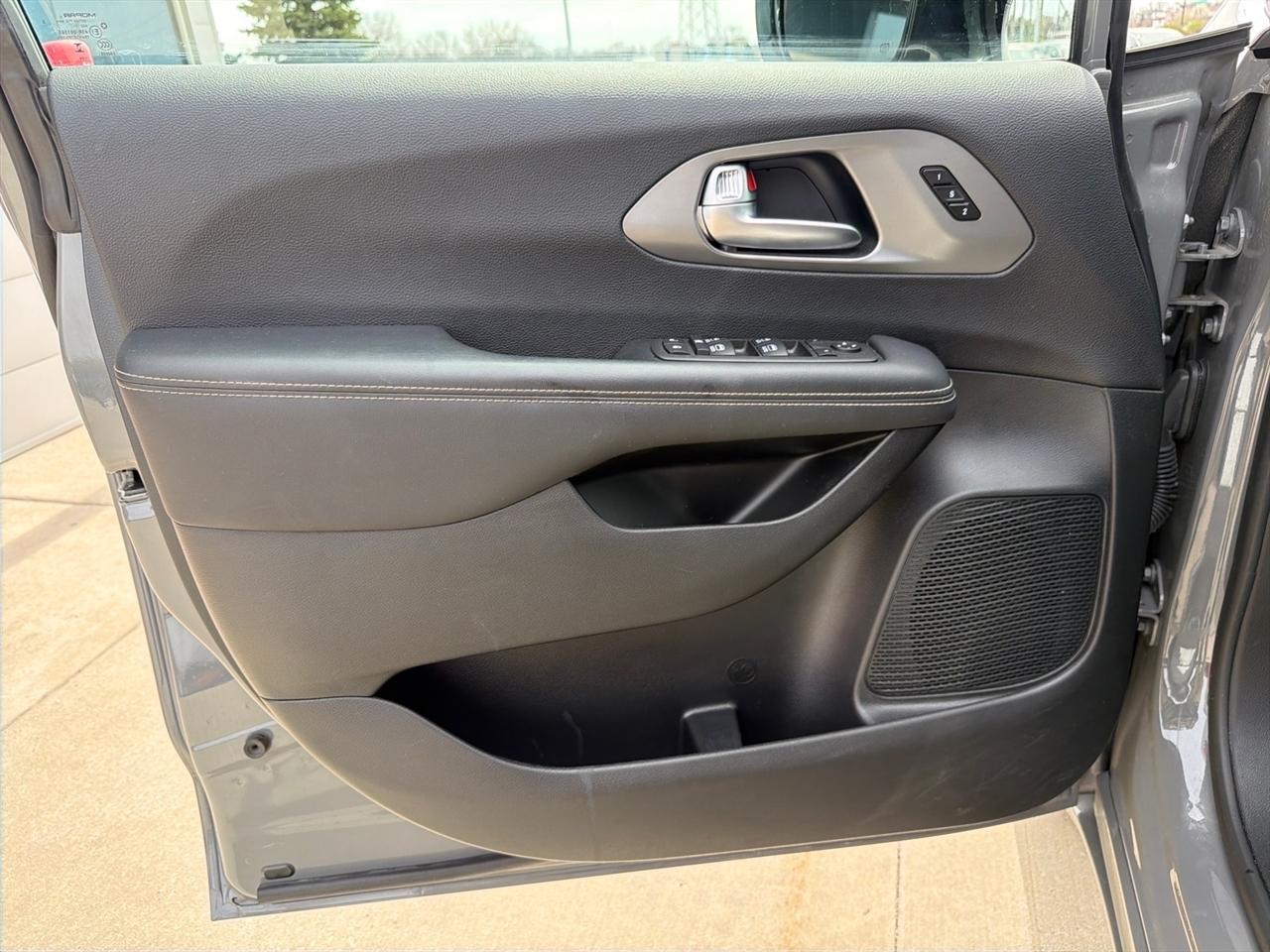 Chrysler Pacifica Select 2025