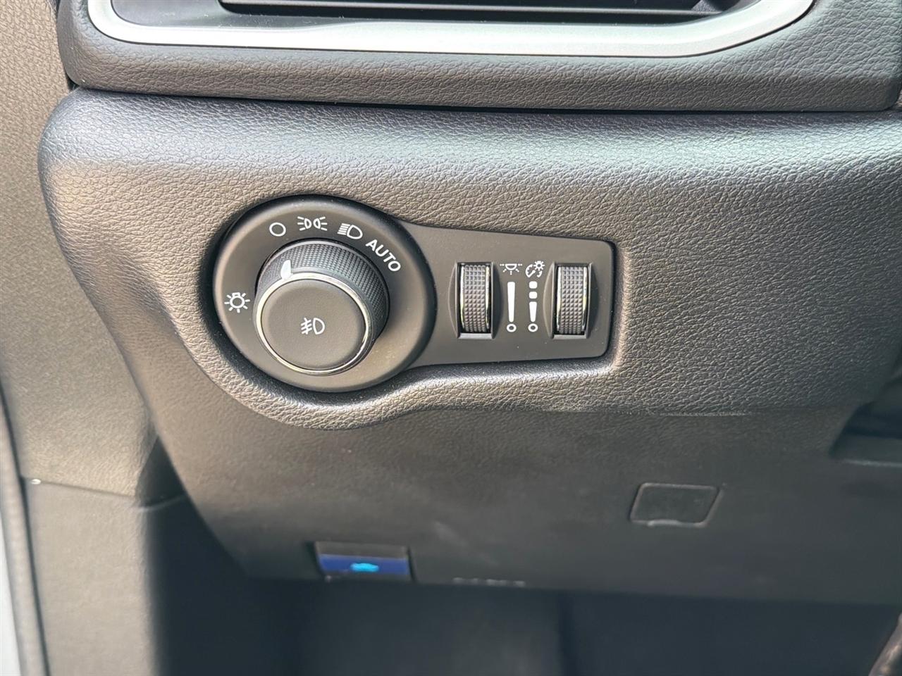 Chrysler Pacifica Select 2025