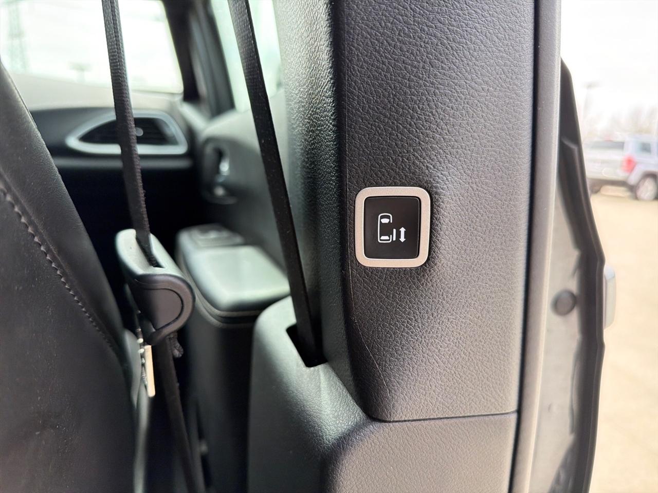 Chrysler Pacifica Select 2025