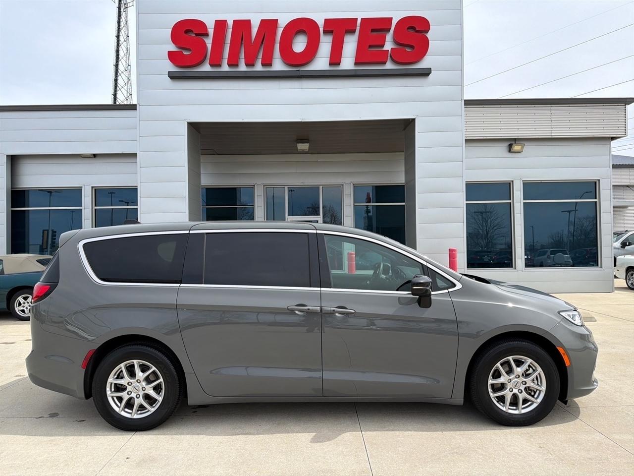 2025 Chrysler Pacifica Select