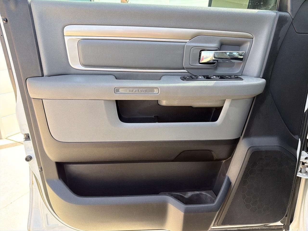 RAM 1500 SLT Crew Cab SWB 4WD 2016