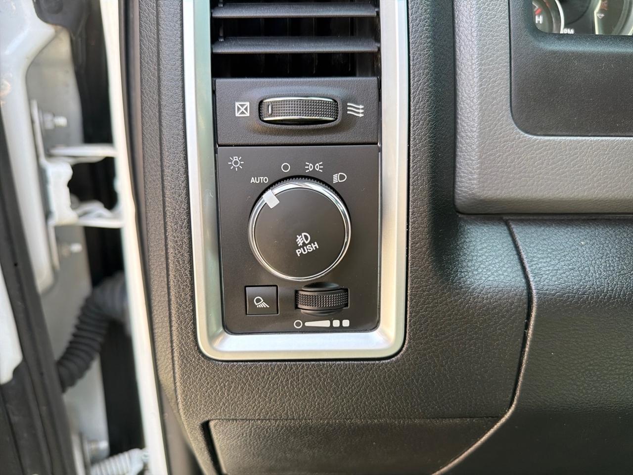 RAM 1500 SLT Crew Cab SWB 4WD 2016