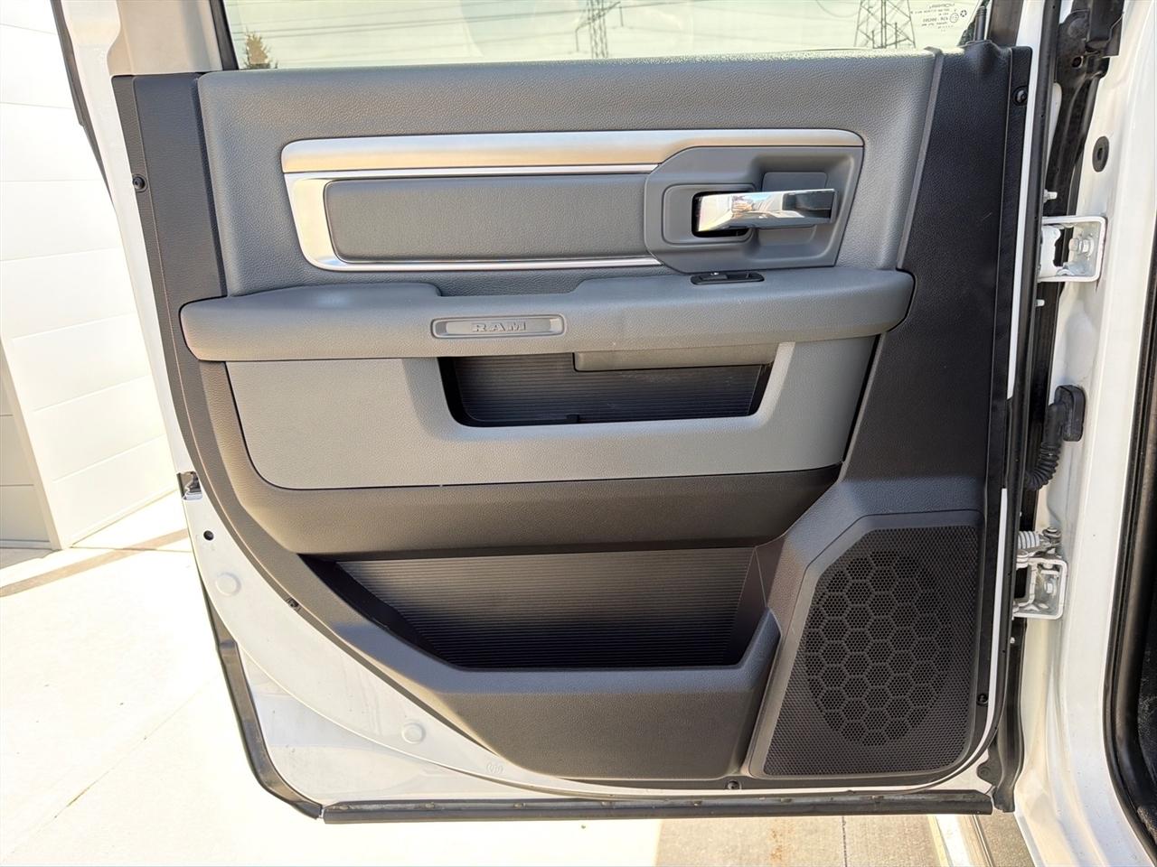 RAM 1500 SLT Crew Cab SWB 4WD 2016