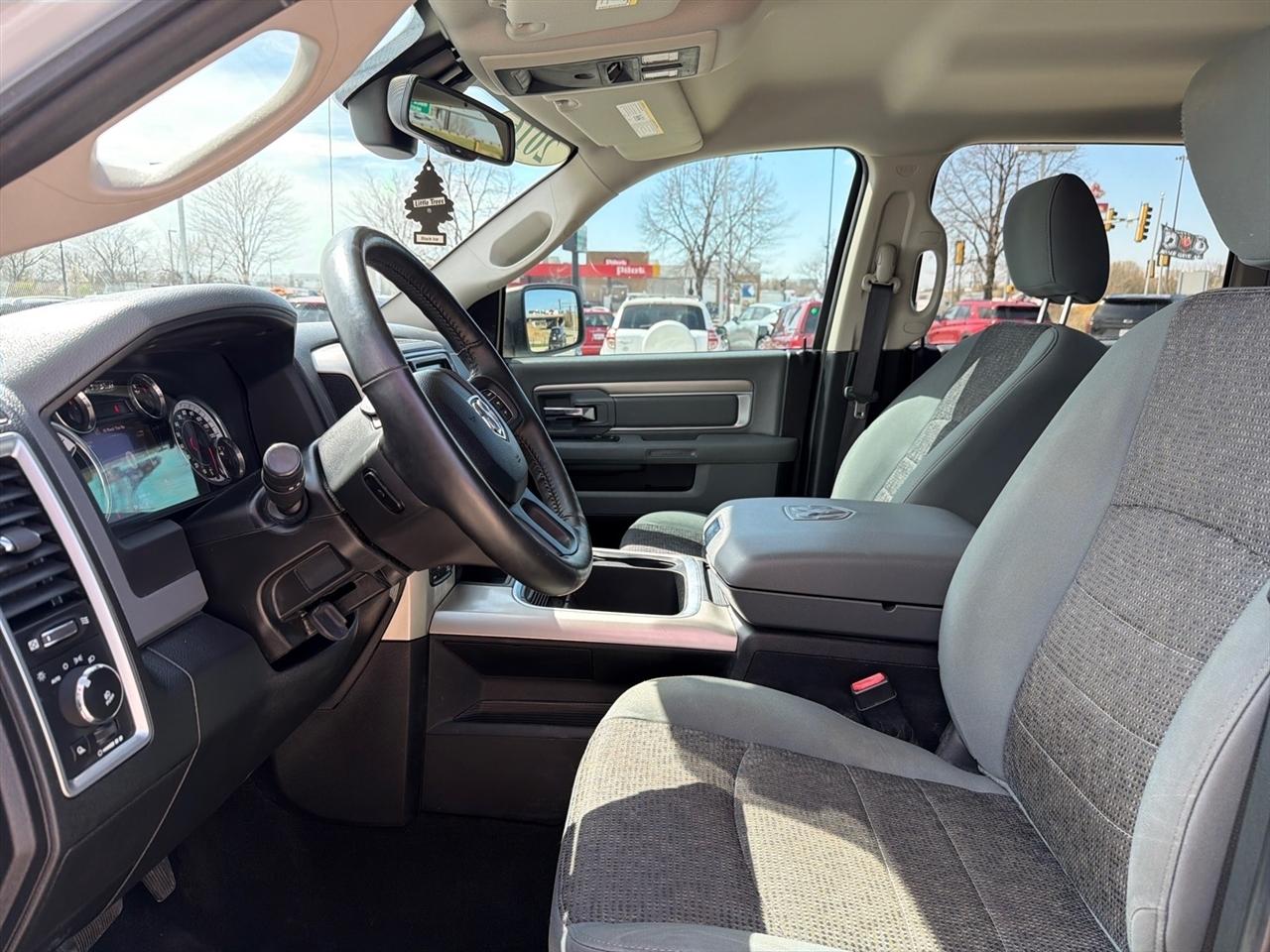 RAM 1500 SLT Crew Cab SWB 4WD 2016