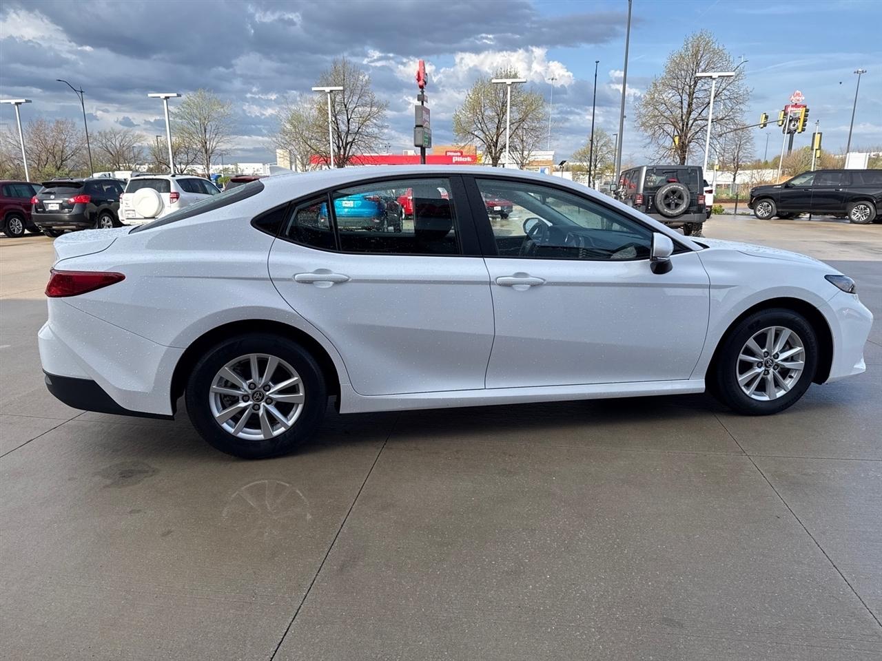 Toyota Camry Hybrid XLE 2026