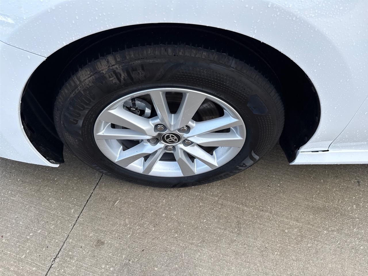 Toyota Camry Hybrid XLE 2026