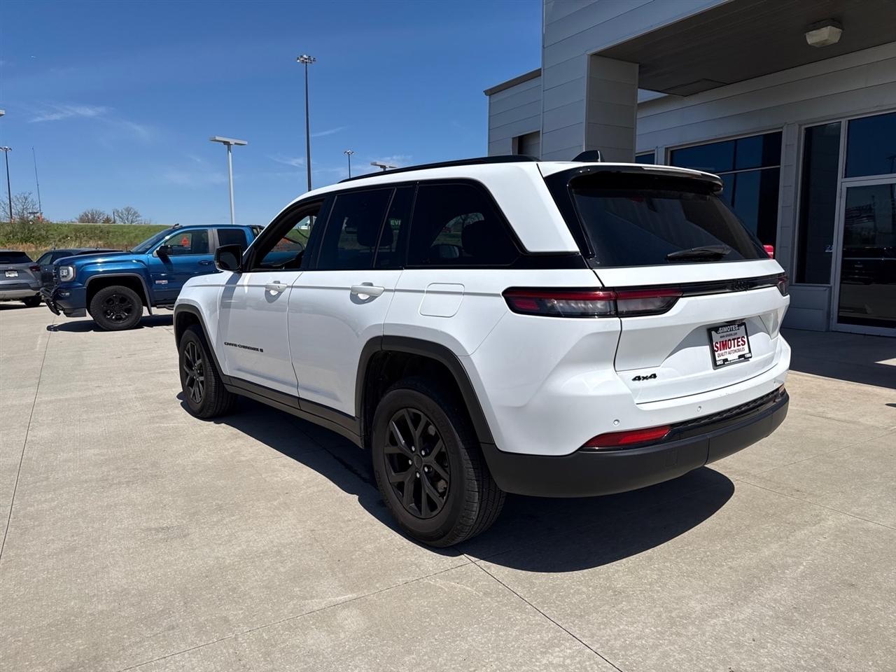 Jeep Grand Cherokee Laredo 4WD 2025