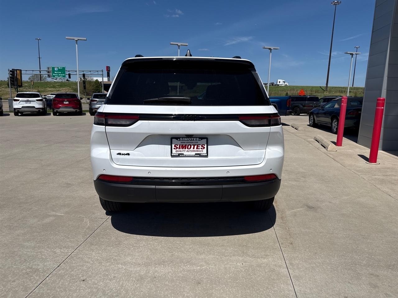 Jeep Grand Cherokee Laredo 4WD 2025