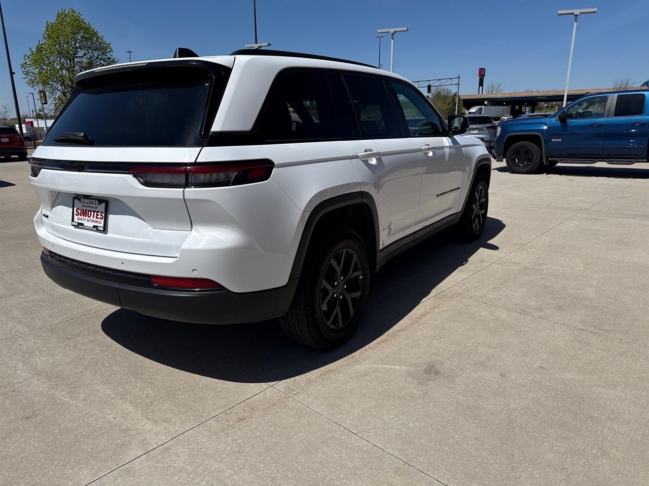 Jeep Grand Cherokee Laredo 4WD 2025