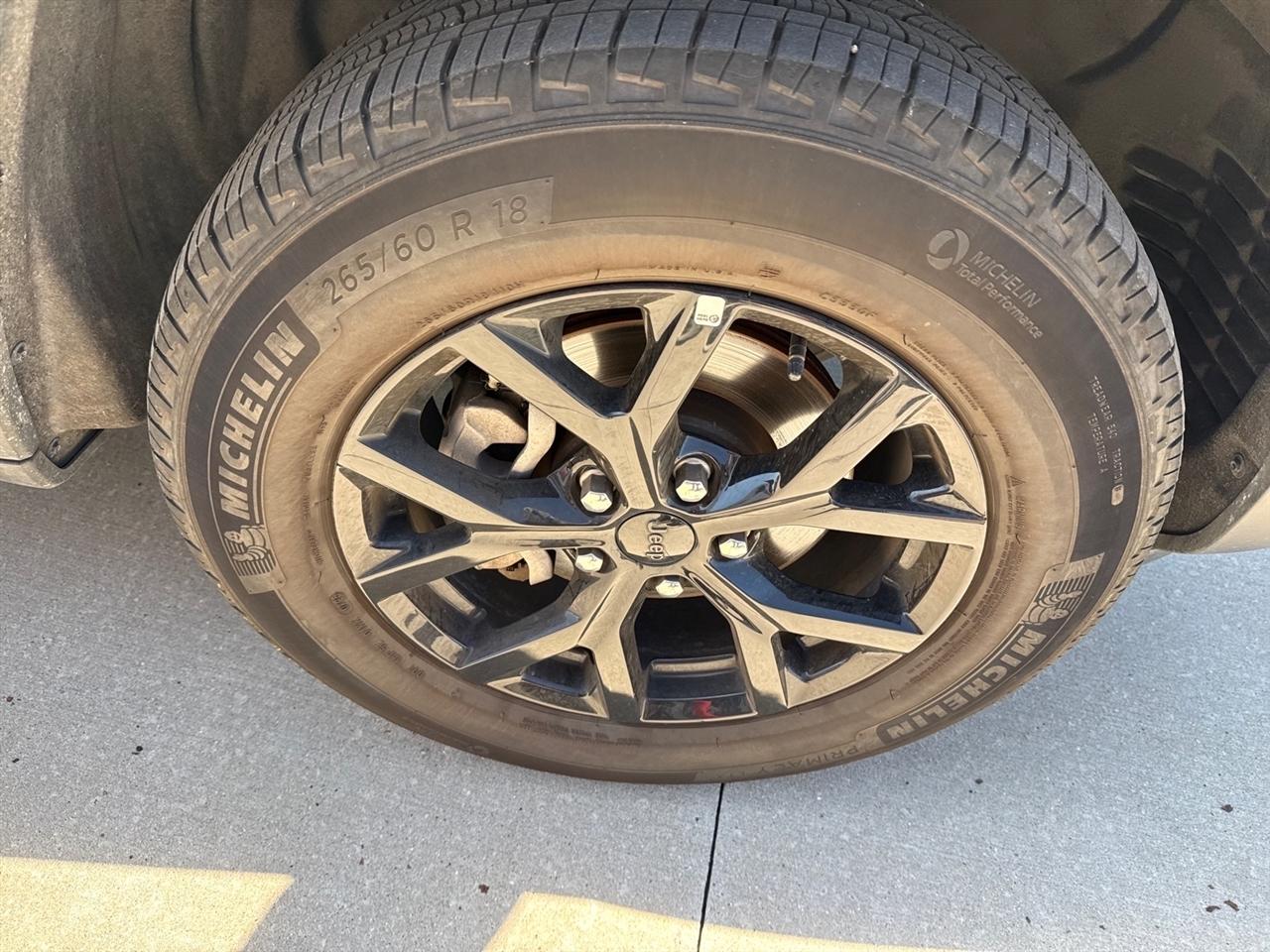 Jeep Grand Cherokee Laredo 4WD 2025