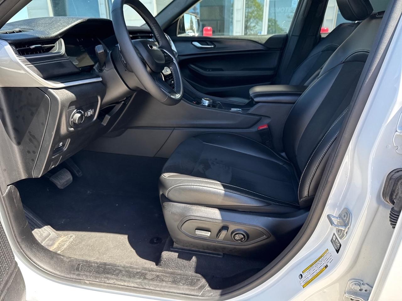 Jeep Grand Cherokee Laredo 4WD 2025