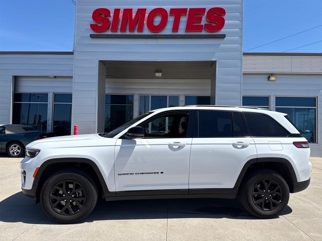 Jeep Grand Cherokee Laredo 4WD 2025