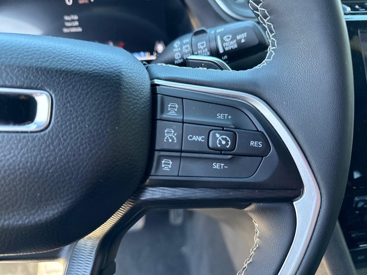 Jeep Grand Cherokee Laredo 4WD 2025