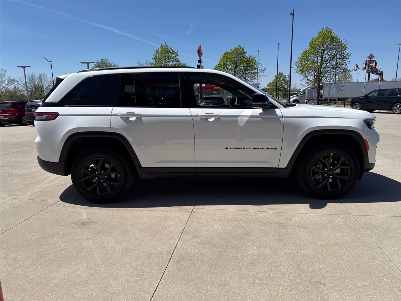 Jeep Grand Cherokee Laredo 4WD 2025